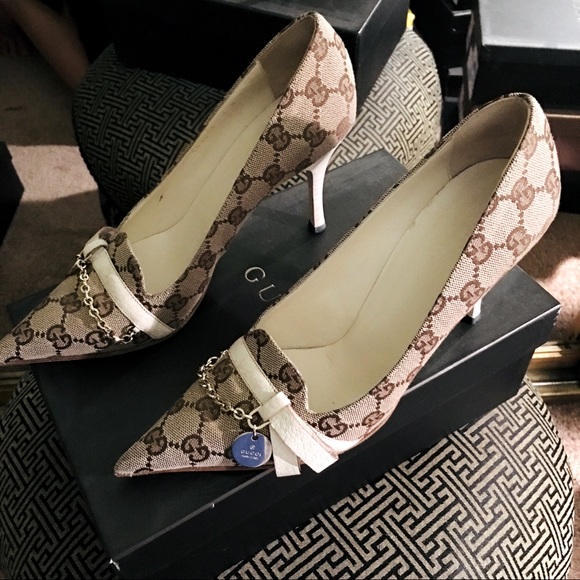 Gucci Bone white Stilettos w/ light gold hardware. Tom Ford designed. - Picture 1 of 2